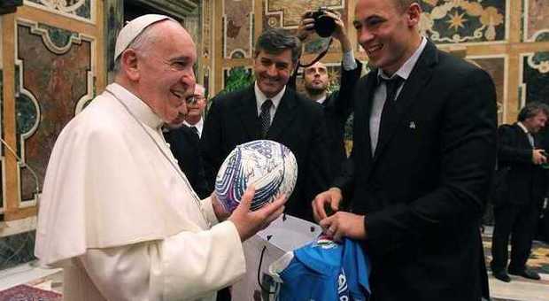 Papa Francesco con il capitano degli azzurri, Sergio Parisse