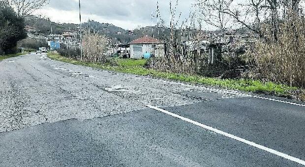Nuovo asfalto in via Saragat, il giallo dei lavori interrotti