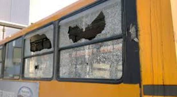 Raid contro un bus Anm: al capolinea il conducente fa una pausa e i vandali rompono i vetri