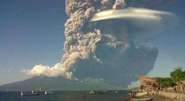 Indonesia, il vulcano erutta. Fermi gli aerei in Australia