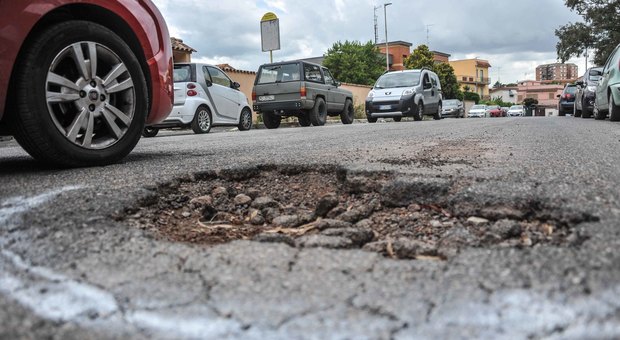 Roma, Atac avvisa gli autisti: «Attenti alle buche, è meglio guidare piano»