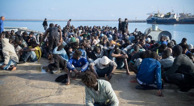 Un gruppo di migranti a Lampedusa