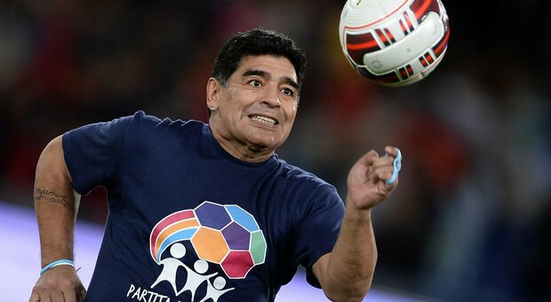 Morto Maradona. Barbara D'Urso si commuove in diretta: «Ho chiamato il figlio Diego Armando Jr, ma è ricoverato per Covid»