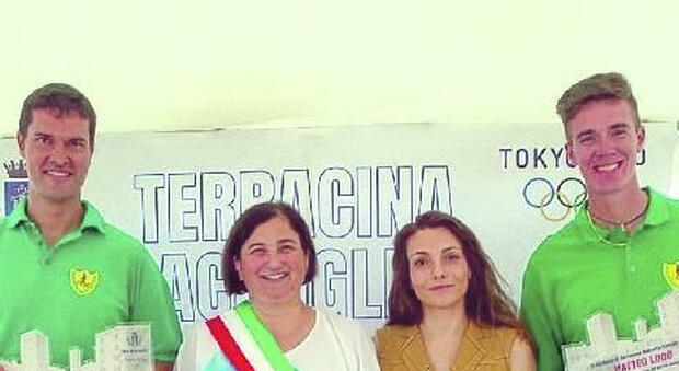 Alessia Gasbarroni con il sindaco Tintari e i canottieri Lodo e Venier