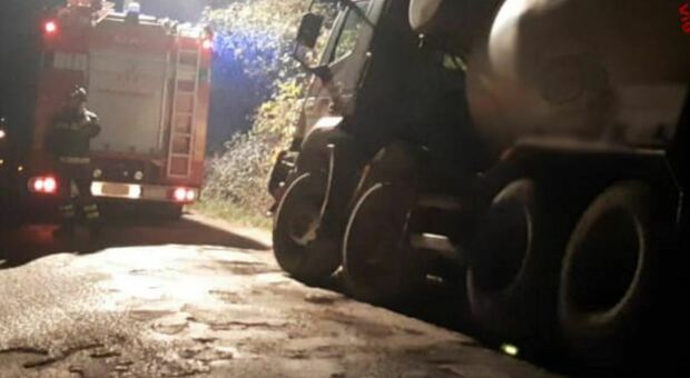 Ancona, betoniera impazzita finisce in un fossato: paura per il conducente (illeso), complicato il recupero del mezzo