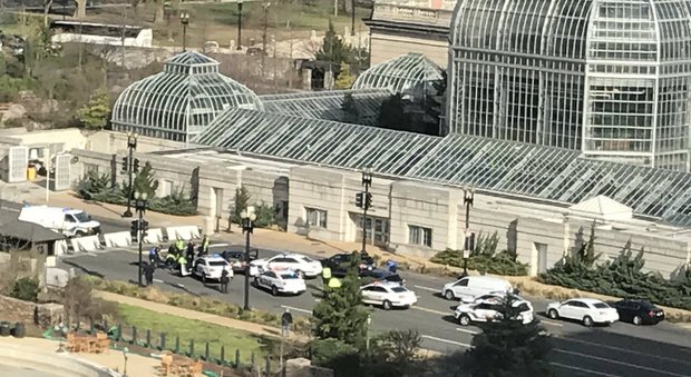 Tenta di investire una pattuglia della polizia: fermato un uomo, caos a Capitol Hill