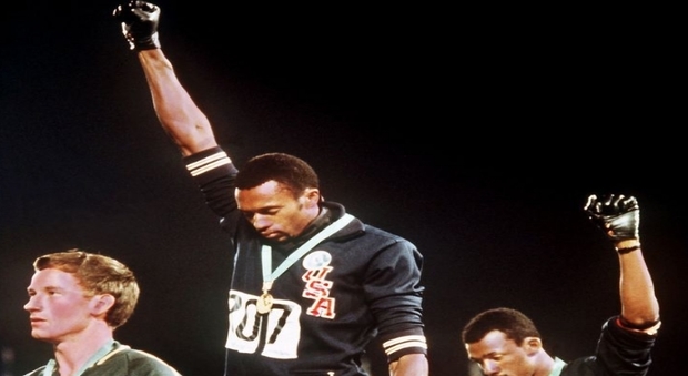 Razzismo, Tommie Smith alza di nuovo il pugno come sul podio olimpico di Messico '68: "Terribile, rivivo le stesse sensazioni"