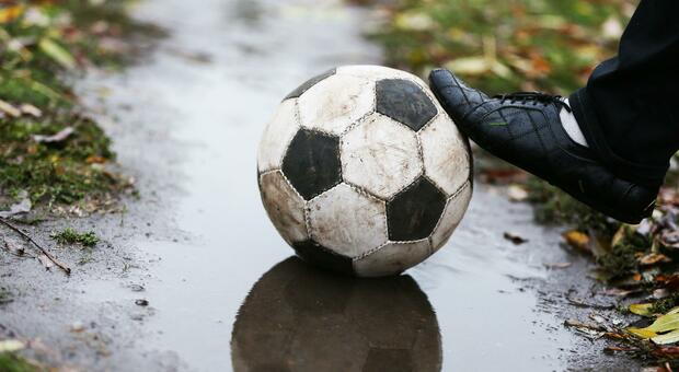 Maltempo, piove e il calcio affoga nelle pozzanghere: tantissimi rinvii, Federazione bocciata