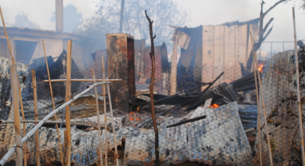 Incendio distrugge una baraccopoli nascosta dietro una zona residenziale. Muore un senzatetto