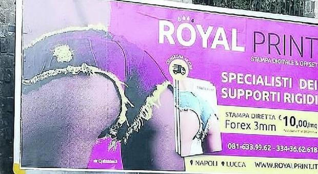 «Quegli spot sono sessisti», rimossi i manifesti dello scandalo a Napoli
