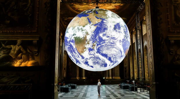 L'nstallazione "Gaia" dell'artista Luke Jerram: un grande globo appeso nelle sale del Royal Naval College di Greenwich, Londra
