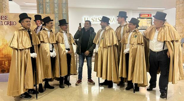 Una delegazione dell'associazione Marchese del Grillo al Sistina dona a Max Giusti la filigrana ufficiale del sodalizio fabrianese