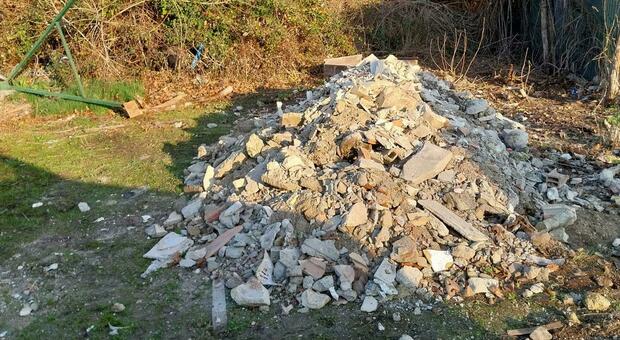 Civitanova, un'altra segnalazione dei volontari Cst: quintali di rifiuti edili lasciati lungo il Chienti