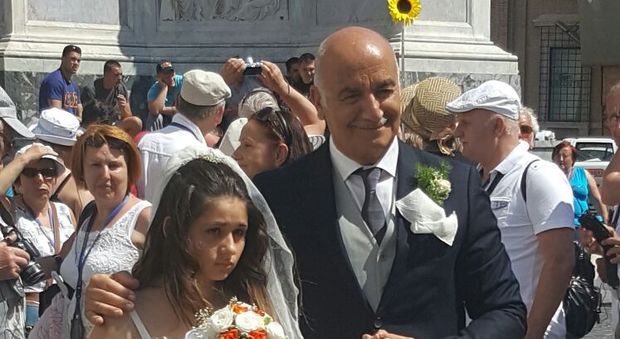 Roma, sposa bambina a piazza di Spagna: ma è solo una messa in scena