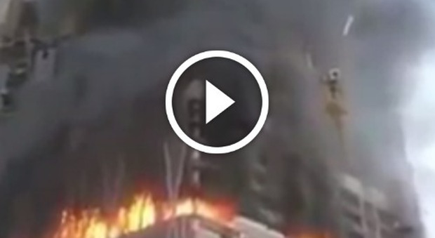 Grattacielo in fiamme nel centro di Dubai, le fiamme non ancora domate -Video