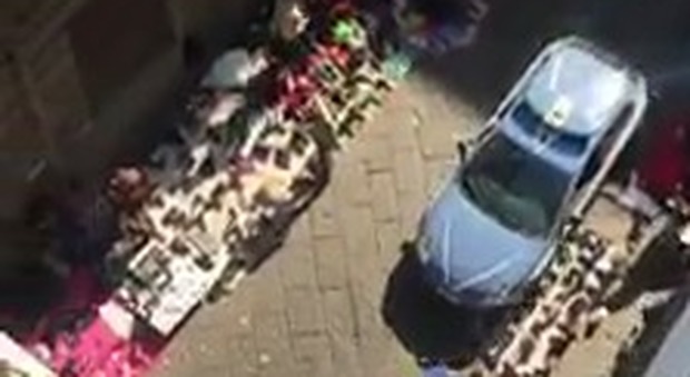 Napoli, l'auto della polizia calpesta la merce degli ambulanti, protesta sui social: «È abuso»