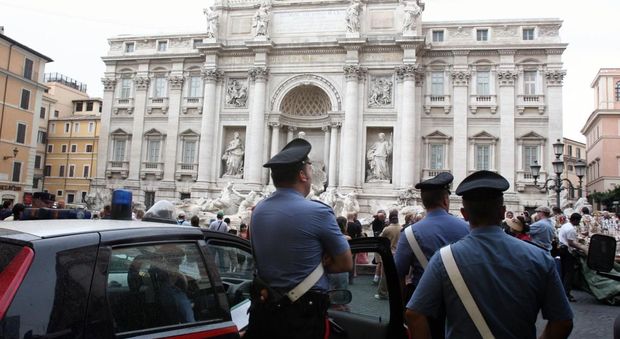 Ladre rom 13enni arrestate a Fontana di Trevi tra gli applausi dei turisti