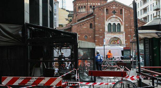 Milano, fiamme in San Babila: blackout e paura. Danni alla rete Internet