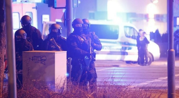 Strage ad Amburgo, sette morti e otto feriti in una chiesa dei testimoni di Geova. Polizia: «Killer tra le vittime»