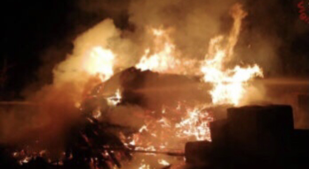 Incendio a Capaccio-Paestum, fiamme in un cantiere edile