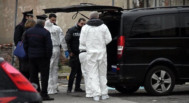 Milano, uomo trovato morto in un furgone con la gola tagliata
