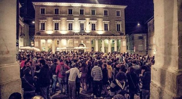 Folla nel centro di Urbino