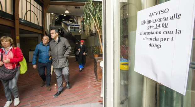 Napoli, l'epidemia dei dipendenti continua: chiude la funicolare di Mergellina