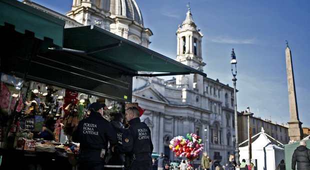 Blitz a piazza Navona: multe e sigilli alle bancarelle dei Tredicine