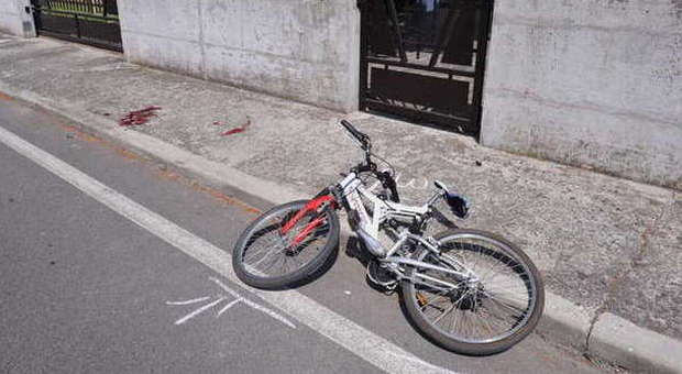 La bici dopo l'investimento (foto Vinicio)