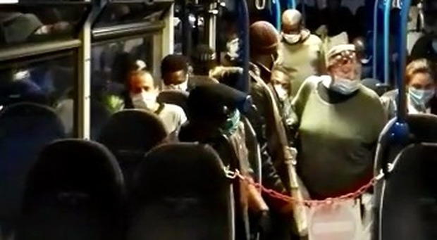 Coronavirus in Campania, assalto al bus Ctp. Sos degli autisti: «Rischiamo il contagio»