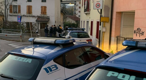 Festa sotto al ponte degli Alpini: arriva la polizia, ragazzi in fuga ma poi fermati e multati di 7mila euro