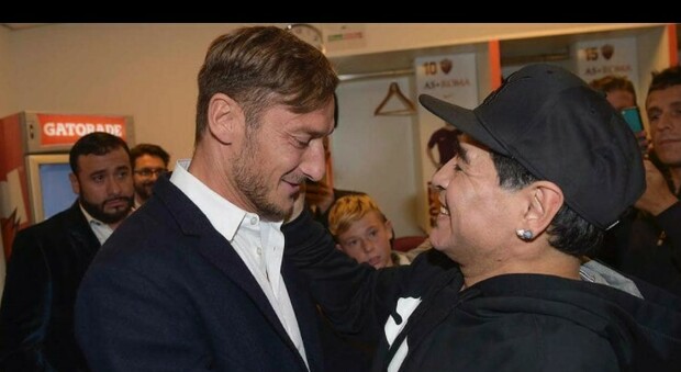 Francesco Totti ricorda Maradona: « Hai scritto la storia del calcio... Ciao Diego»