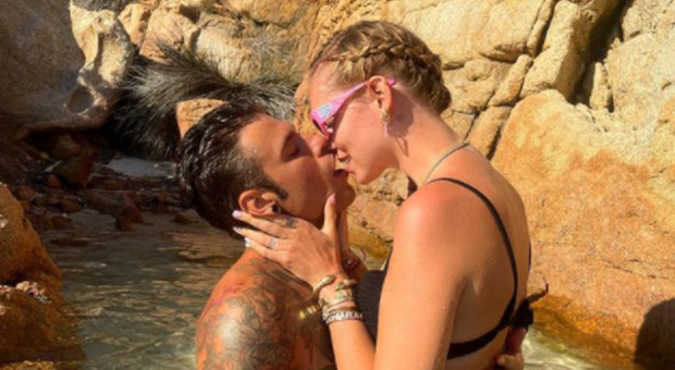 Chiara Ferragni, il bacio bollente in acqua con Fedez scatena i follower: «Novità in arrivo?»