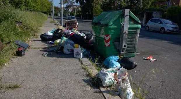 Latina sommersa dai rifiuti: a rilento il servizio di riassetto dei cassonetti