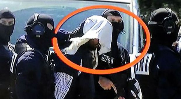 Francia, l'uomo arrestato per aver decapitato il suo capo a Lione nega di essere un jihadista