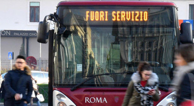 Roma, 30enne accoltellato sul bus in centro: «Non voleva farmi scendere e mi ha colpito»