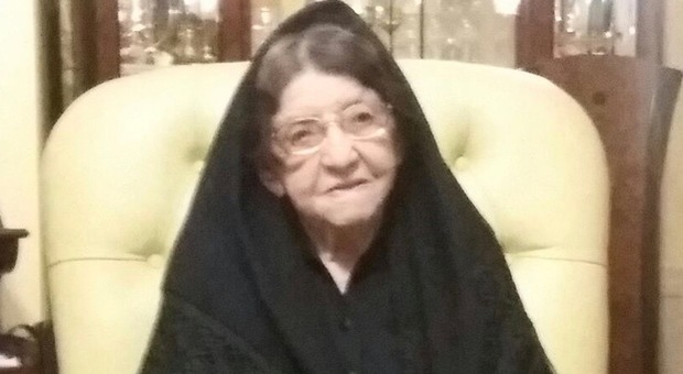 La nonnina di 106 anni ritira la card per la pensione di cittadinanza: 86 euro, lei commenta così
