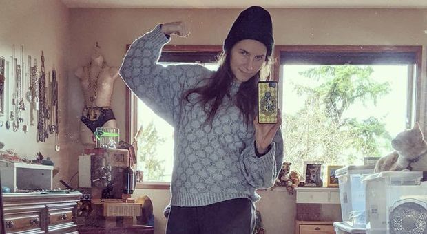 Amanda Knox in posa con i vestiti da detenuta, esplode la polemica per il post su Instagram
