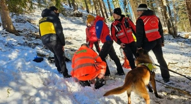 Turista scivola sul ghiaccio, precipita in un burrone e resta bloccata: morta a 16 anni per il freddo