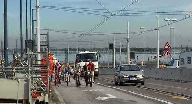 Auto in panne sul Ponte: ennesimo stop al tram e traffico per Venezia in tilt