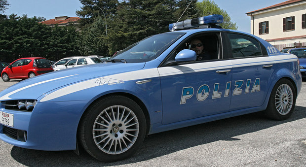 Roma, polizia interviene per sedare lite in famiglia ma la suocera li aggredisce