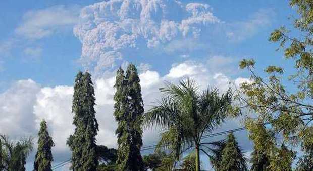 Indonesia, il vulcano erutta. Fermi gli aerei in Australia