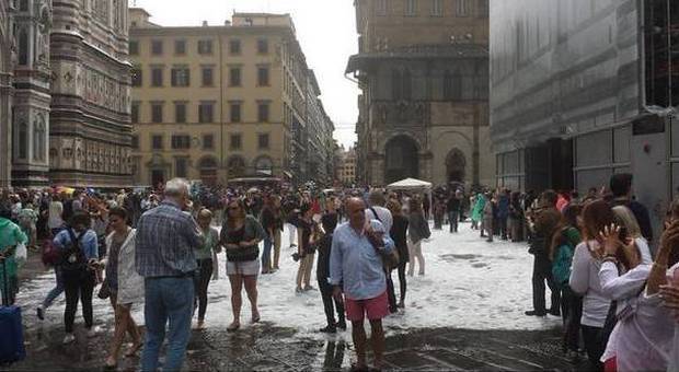 Firenze, bomba di grandine: Uffizi chiusi, allagati la Biblioteca nazionale e Palazzo Vecchio