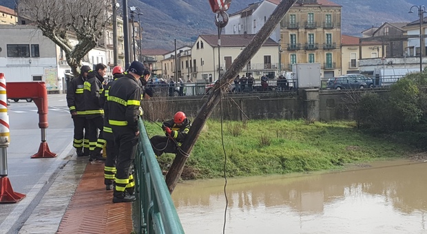 Tronco incastrato sotto il ponte: operazione spettacolare dei pompieri