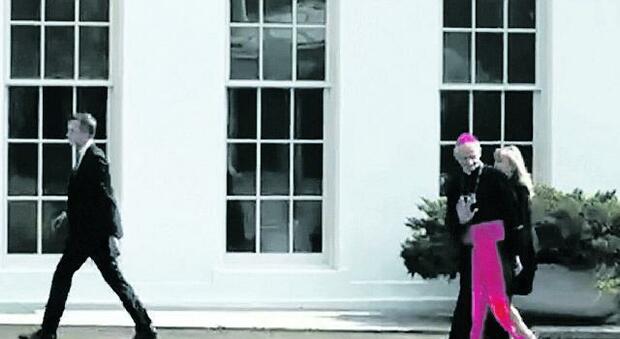 il cardinale Zuppi che entra alla Casa Bianca