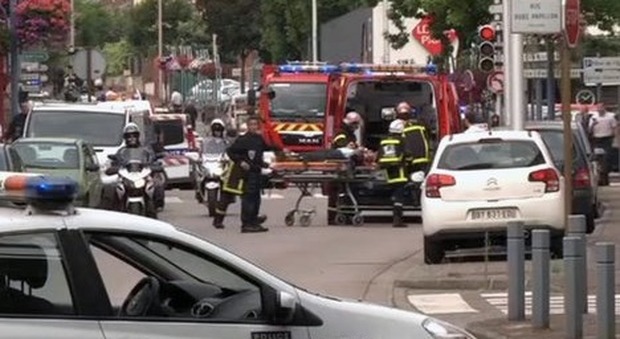Assalto in chiesa a Rouen, attentatori erano francesi e noti alla polizia. Uno aveva il braccialetto elettronico