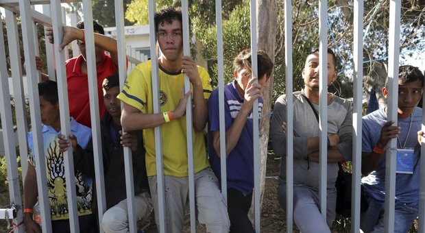 «Go home!», Donald Trump si scaglia contro i migranti al confine con il Messico, installata barriera mobile
