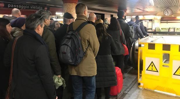 Metro Barberini ancora senza scale mobili: ne funziona solo una su quattro, lunghe code dei passeggeri Video