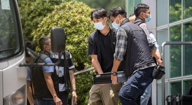 Hong Kong, arrestati 5 reporter pro-democrazia del quotidiano Apple Daily
