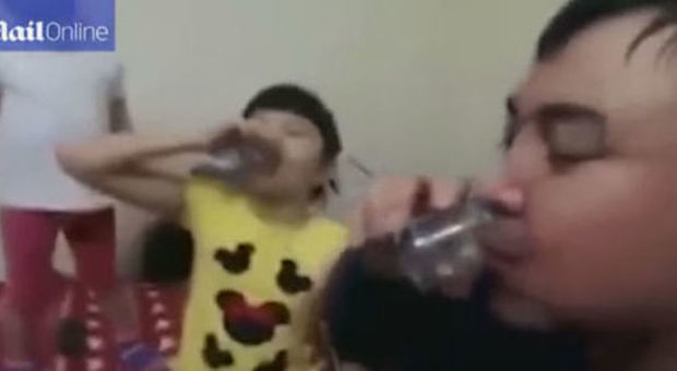 Papà fa bere vodka alle figlie di 3 e 5 anni: "Tutta in un sorso"